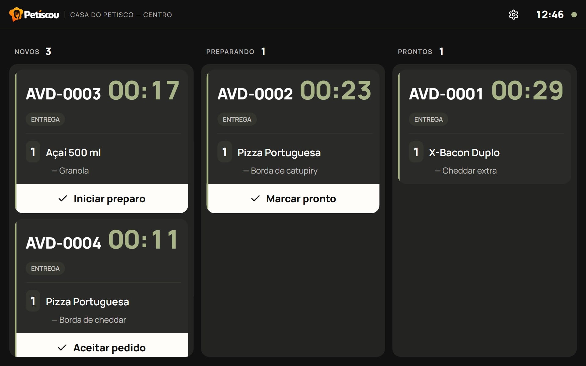 Tela da cozinha (KDS) com pedidos novos, em preparo e prontos, itens, observações e tempo de espera